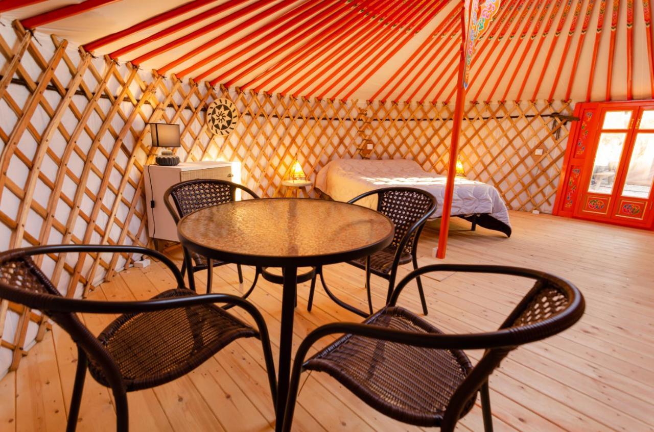 Camping El Roble 발데로브레스 외부 사진